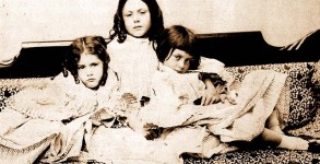 Alice_Liddell_with_sisters