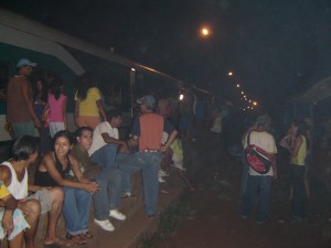 O Trem da Morte faz uma parada de madrugada