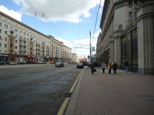 Rua de Moscou, detalhe pro tamanho dos portões a direita