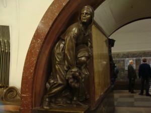 Estação de trem com varias esculturas