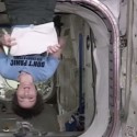 Astronauta deixa estação espacial com uma citação de Douglas Adams