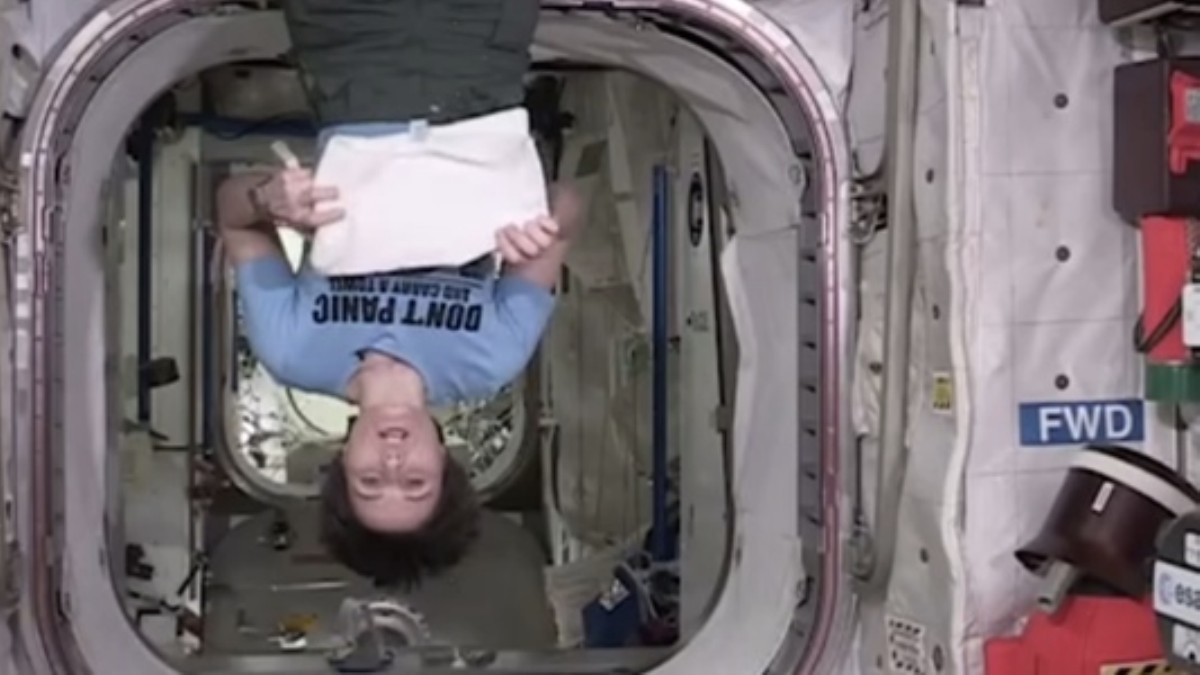 Astronauta deixa estação espacial com uma citação de Douglas Adams