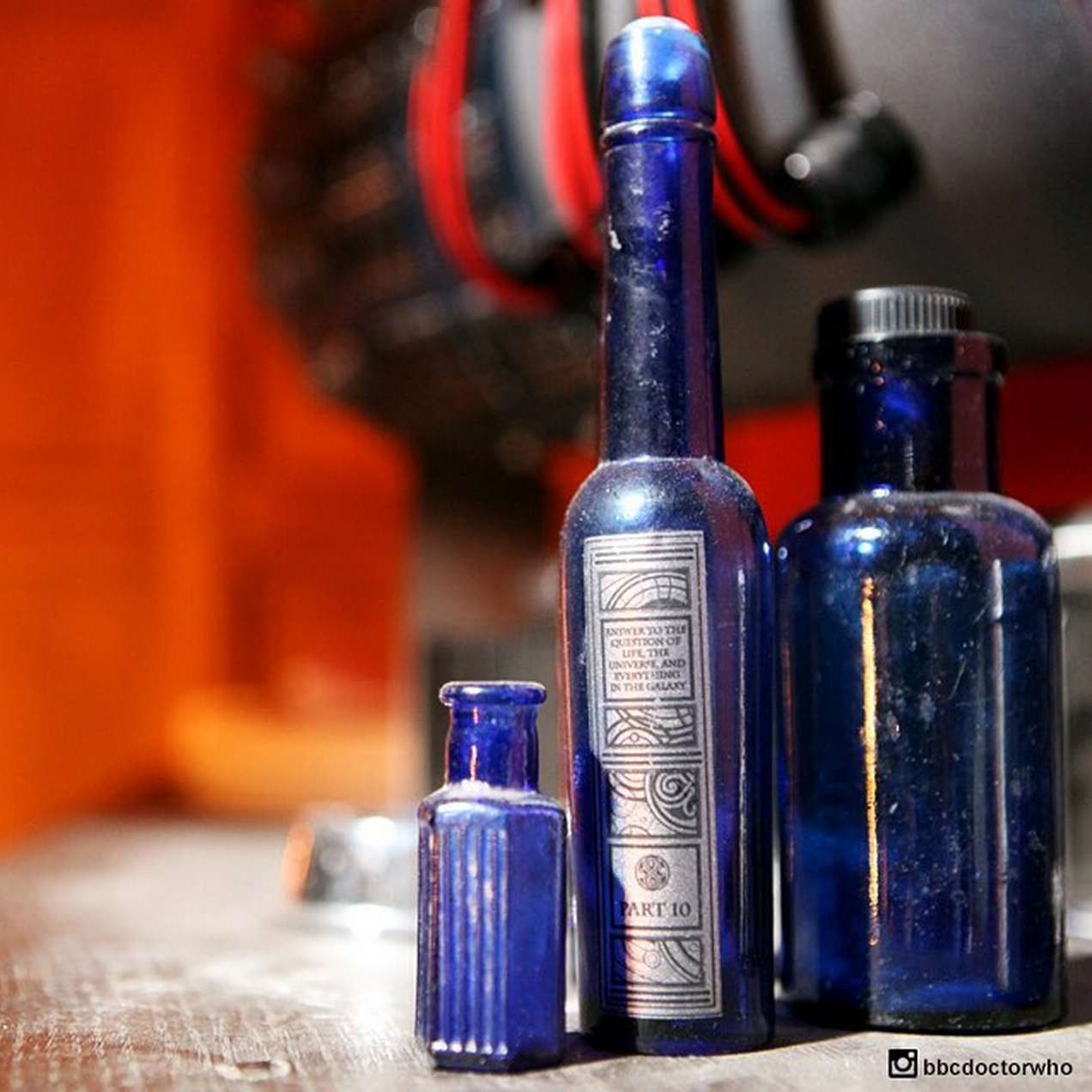 Novas fotos de Doctor Who tem referência ao Guia
