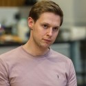 Samuel Barnett é o nosso Dirk Gently!