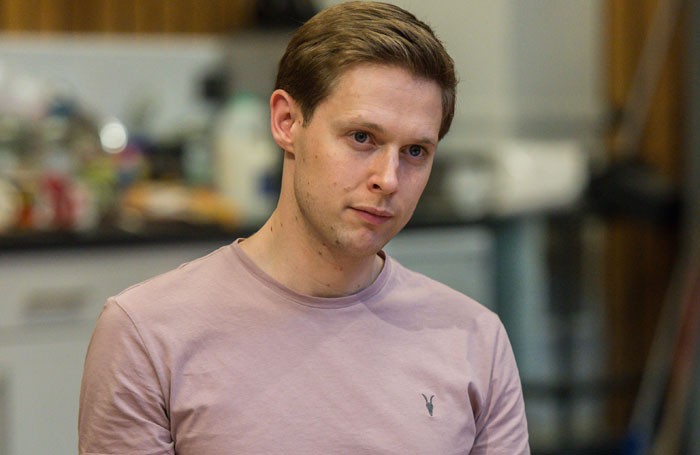Samuel Barnett é o nosso Dirk Gently!