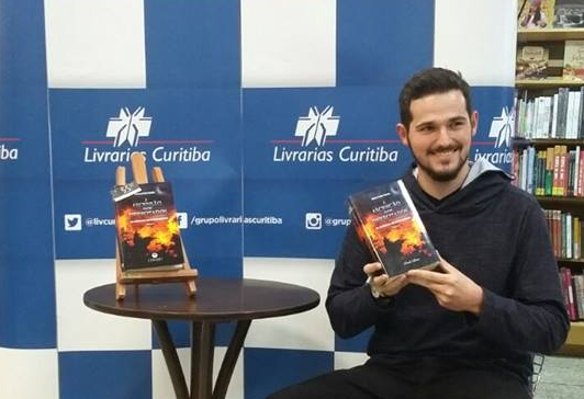 Johnny Archer Gamba no lançamento do seu livro na Livrarias Curitiba, no Paraná.