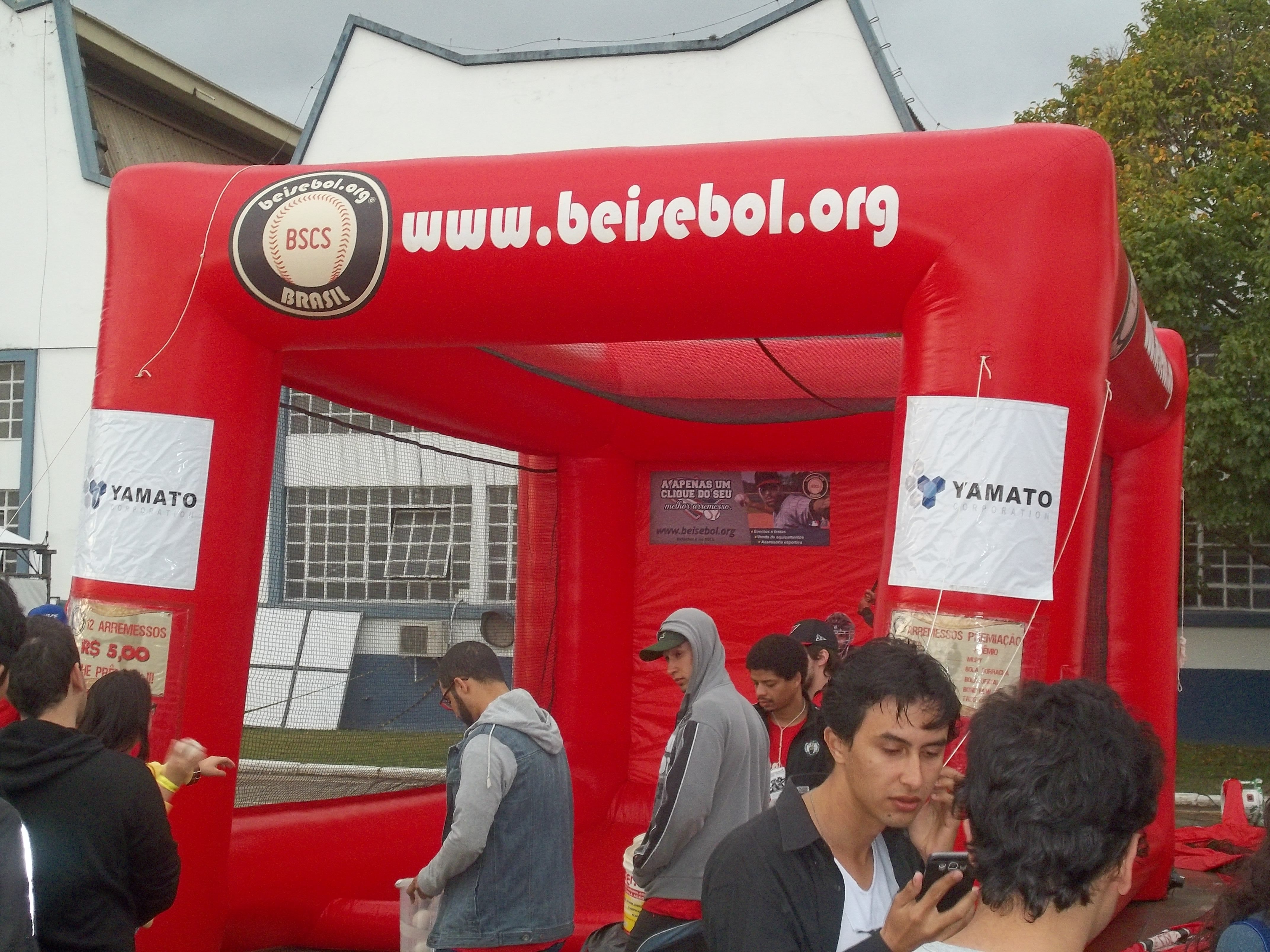 Joguei beisebol. Ou melhor, passei vergonha.