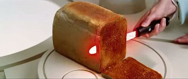 Alguém fez uma faca que faz torrada enquanto corta o pão!