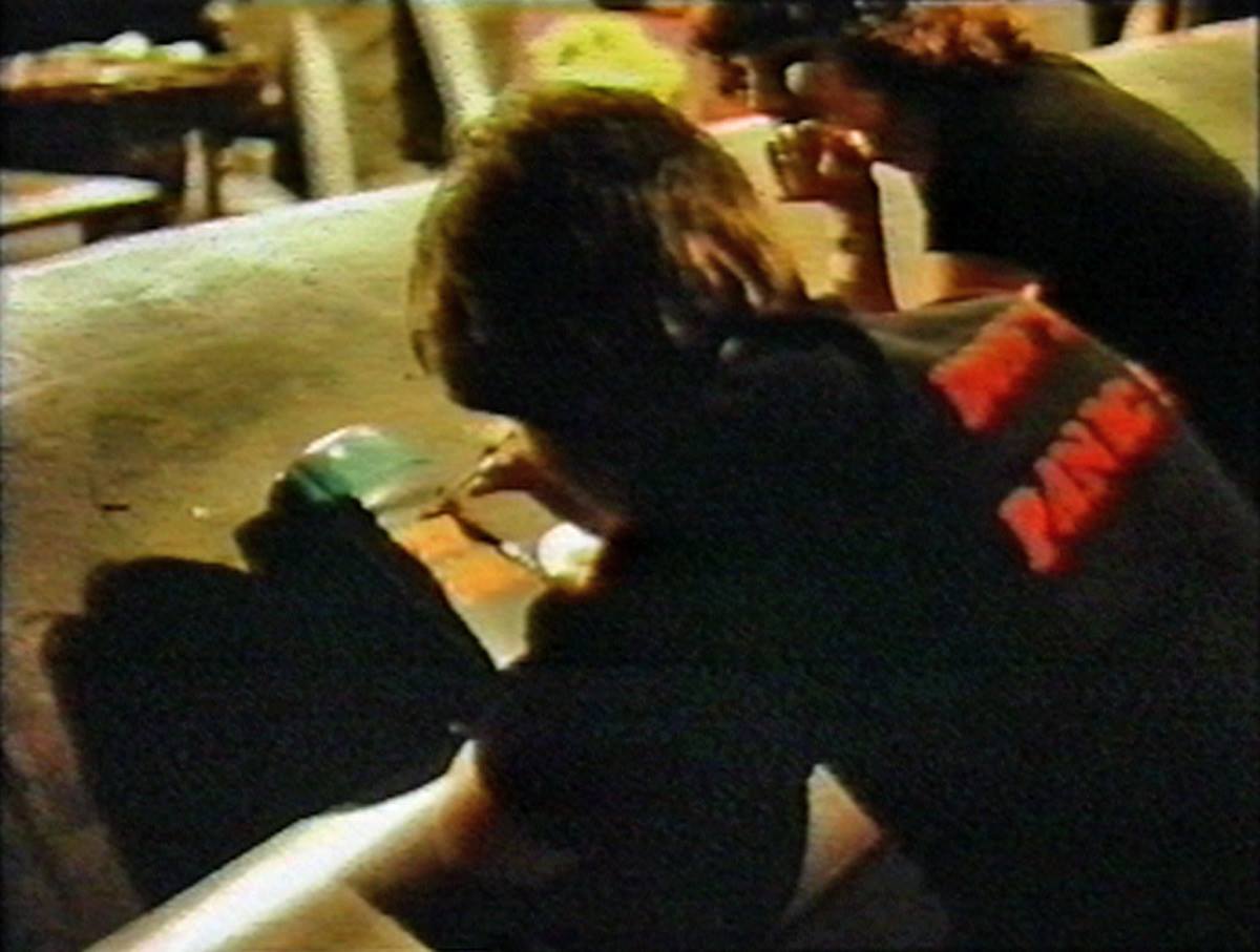 Kevin pintando o Don't Panic da série de TV nos estúdios da BBC em 1980. (Acervo pessoal) 