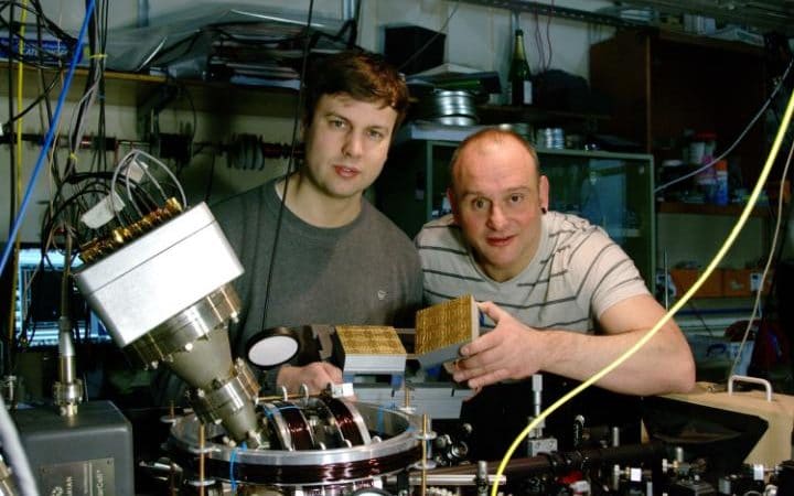 O Professor Winfried Hensinger e o Dr. Bjoern Le Kitsch com um modelo de computador quântico.