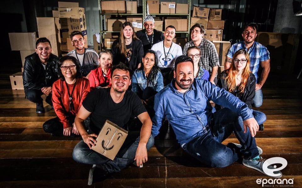 Canal de TV paranaense traz a obra de Douglas Adams: “O Guia do Mochileiro das Galáxias” para seu novo programa