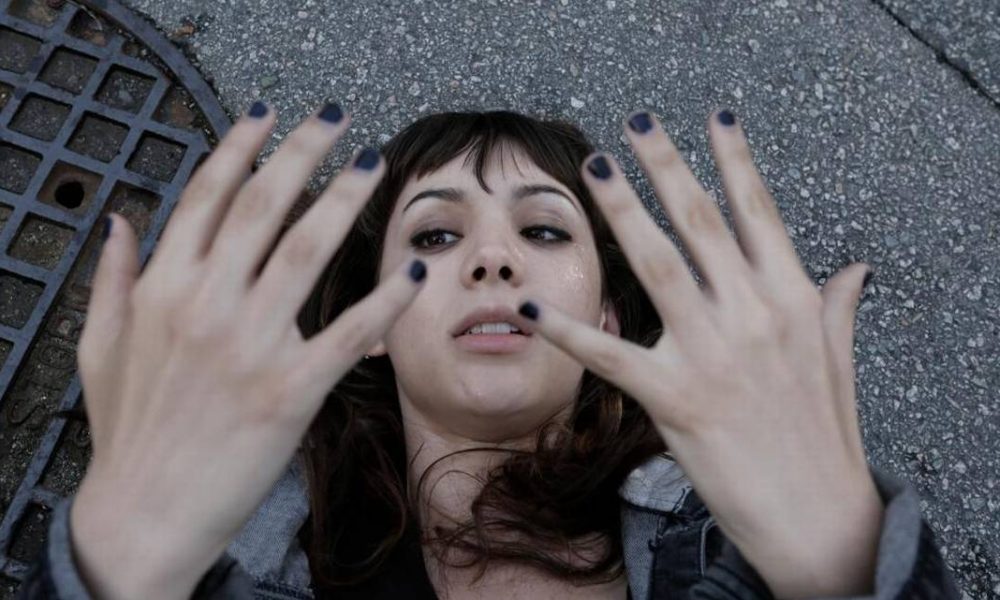Hannah Marks fala sobre sua personagem “Amanda” em Dirk Gently