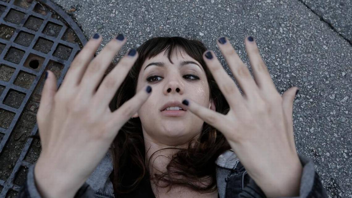 Hannah Marks fala sobre sua personagem “Amanda” em Dirk Gently