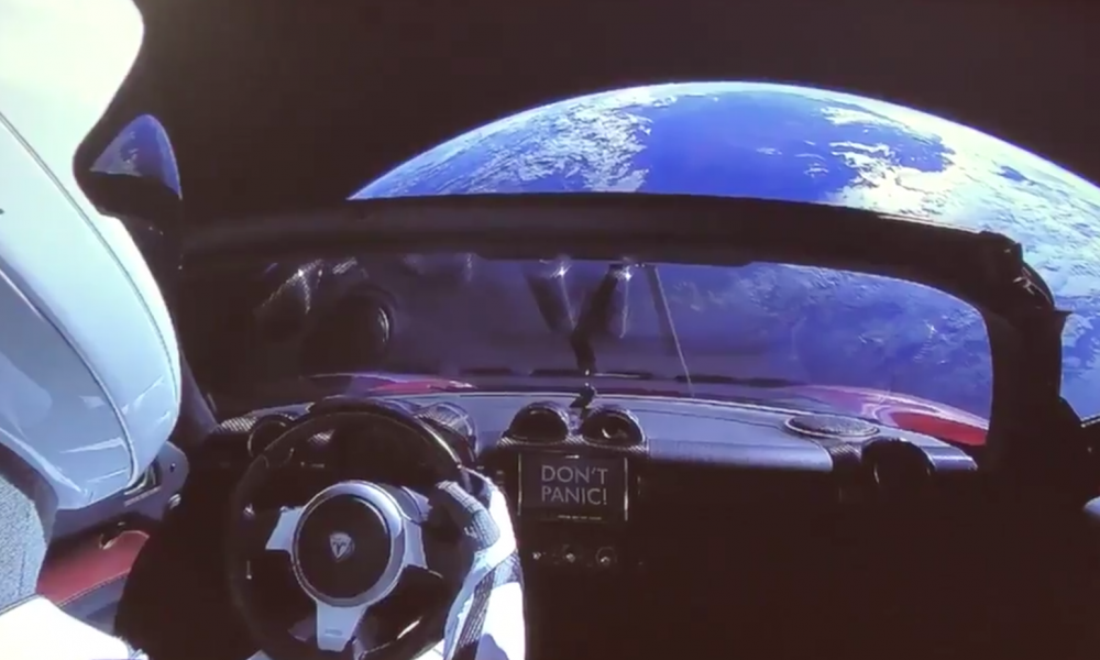 DON’T PANIC no painel do Tesla