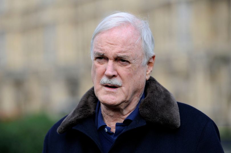 John Cleese revela que está ficando surdo!
