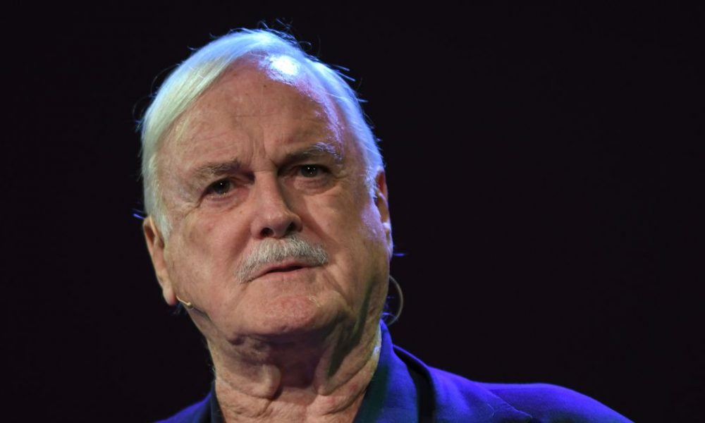 John Cleese revela ter feito cirurgia por conta de um câncer na perna
