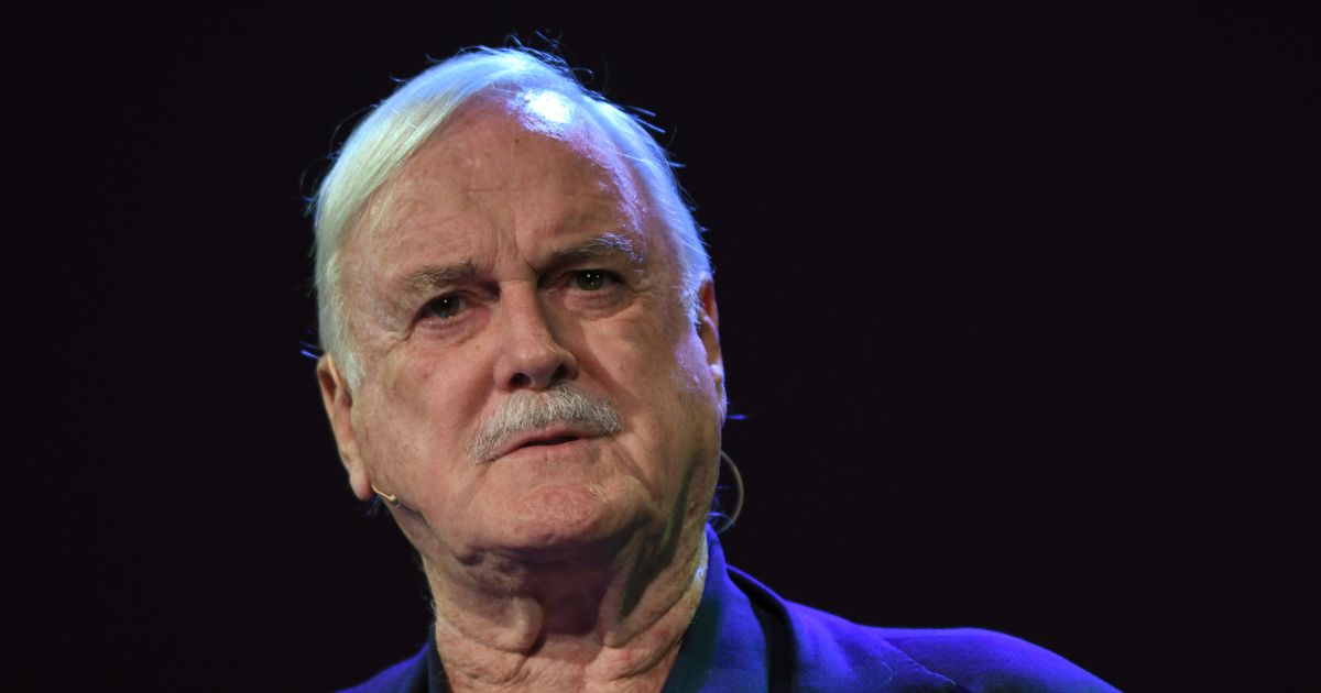 John Cleese revela ter feito cirurgia por conta de um câncer na perna