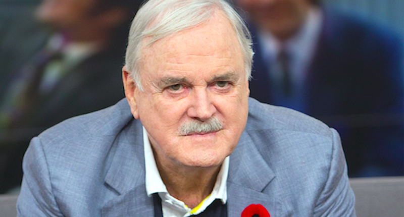 John Cleese culpa os fãs “estúpidos” de Trump pelo colapso social