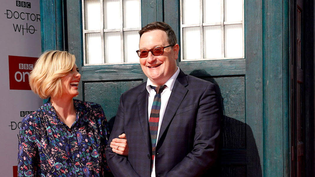 Jodie Whittaker e Chris Chibnall deixam Doctor Who em 2022