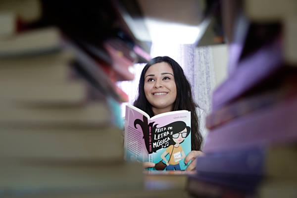 Adrielli Almeida tem dois livros publicados e seus livros foram muito bem recebidos pelos leitores.